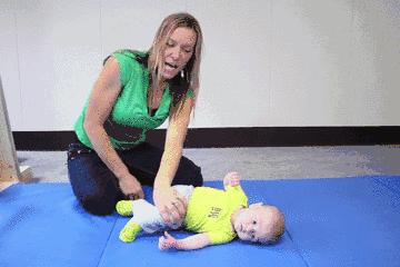 宝宝不愿翻身应该怎么训练他,如何训练宝宝翻身然后再返回来