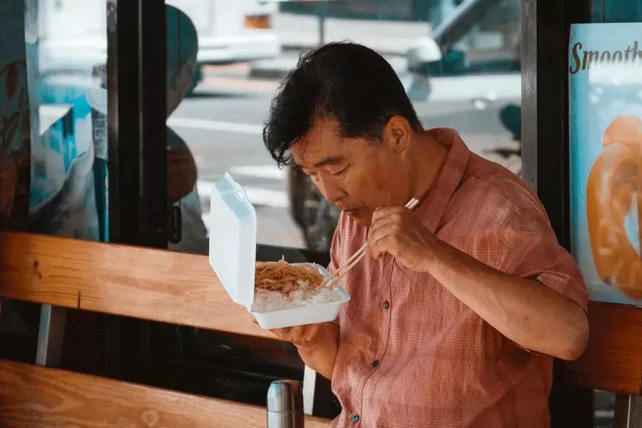 火车为什么还有人买硬座,火车卧铺比硬座难买