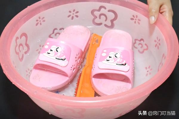 拖鞋脏了不要扔教你一招洁净如新,拖鞋穿久了很脏妙招教你轻松清洗