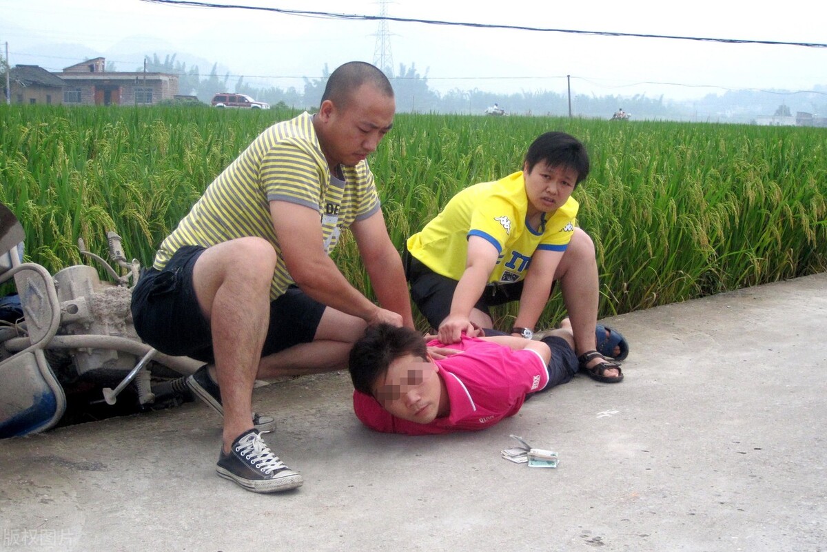 警察在抓捕过程中遇到嫌疑人会功夫怎么办？