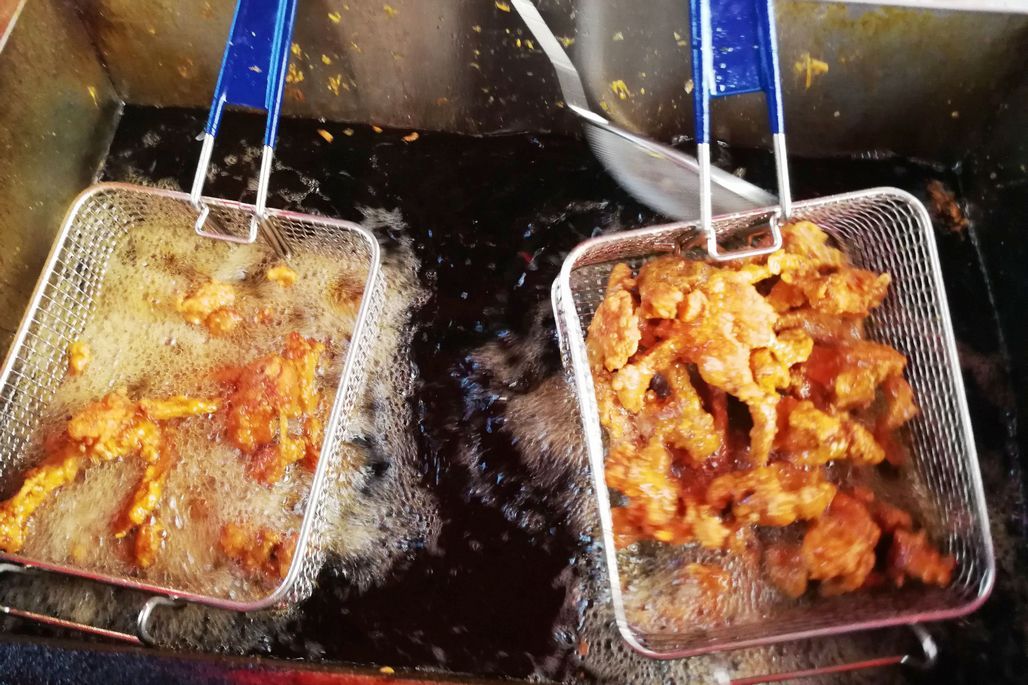 炸鸡叉骨街边火爆美食,全网最火炸鸡叉骨