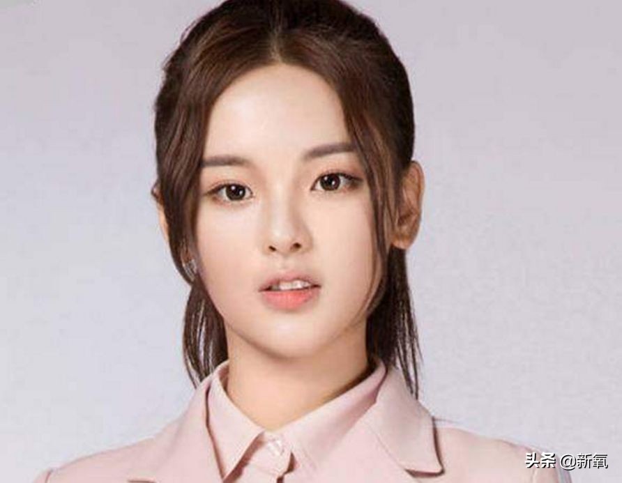 杨超越的眼睛大而无神,杨超越眼神空洞