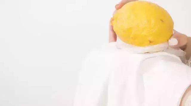 白衣服不小心染上了污渍怎么办,白衣服弄脏了怎么洗才能洗干净