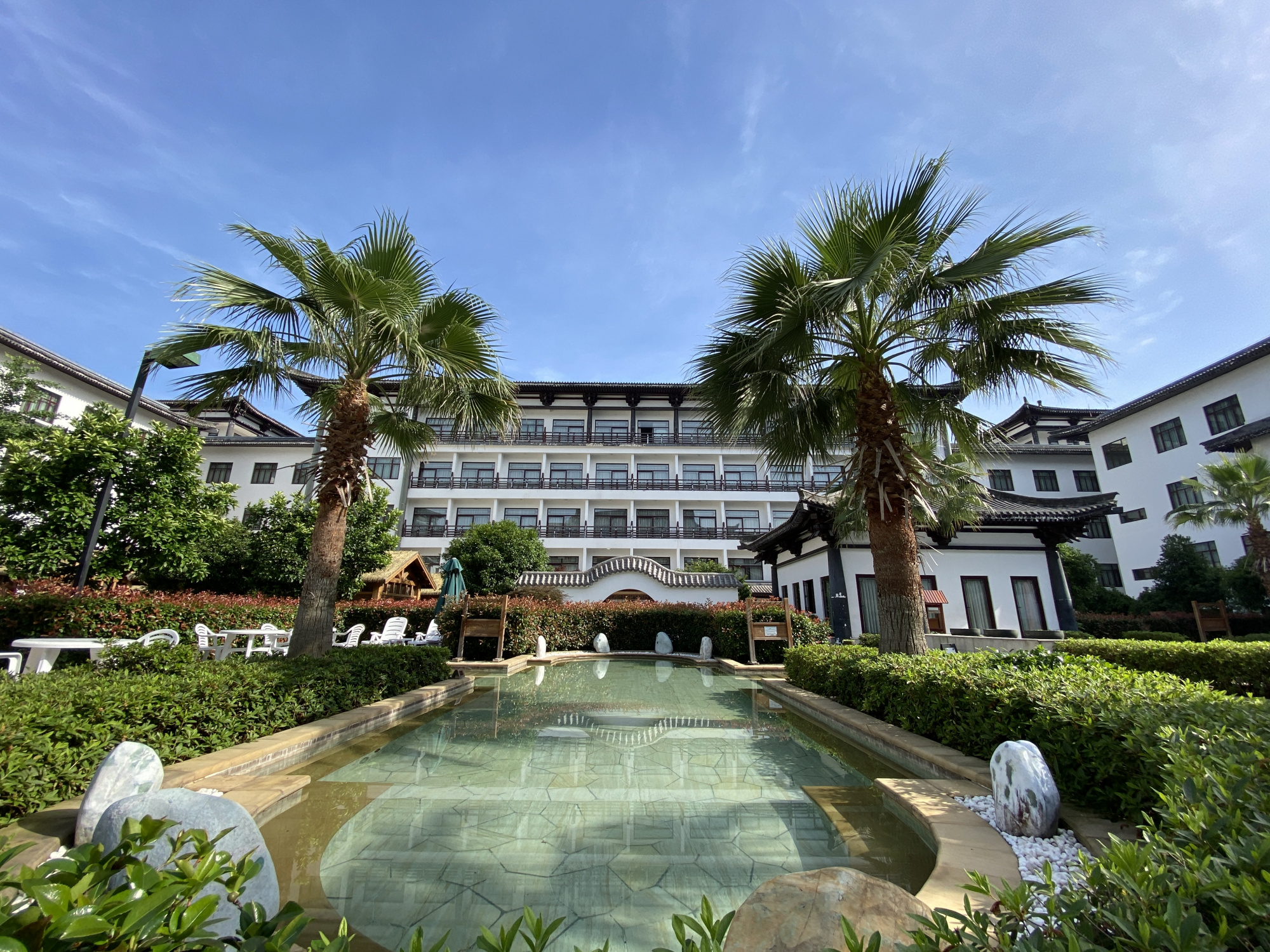 门口养仙鹤、大堂放金丝楠木的酒店，你有见过吗？天台温泉山庄