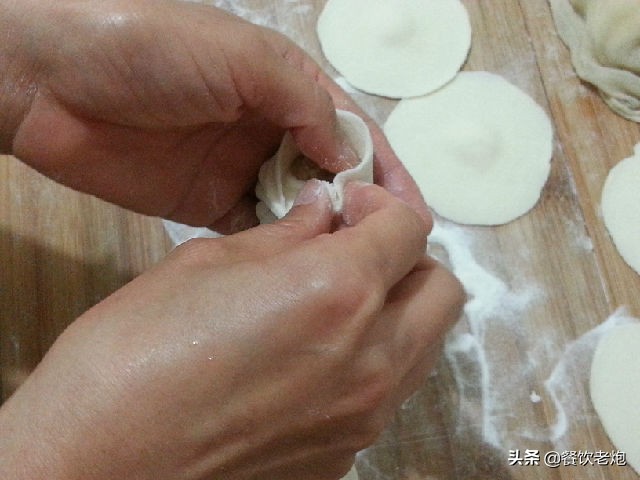 最简单包包子手法教程,教学简单包子的包法慢动作