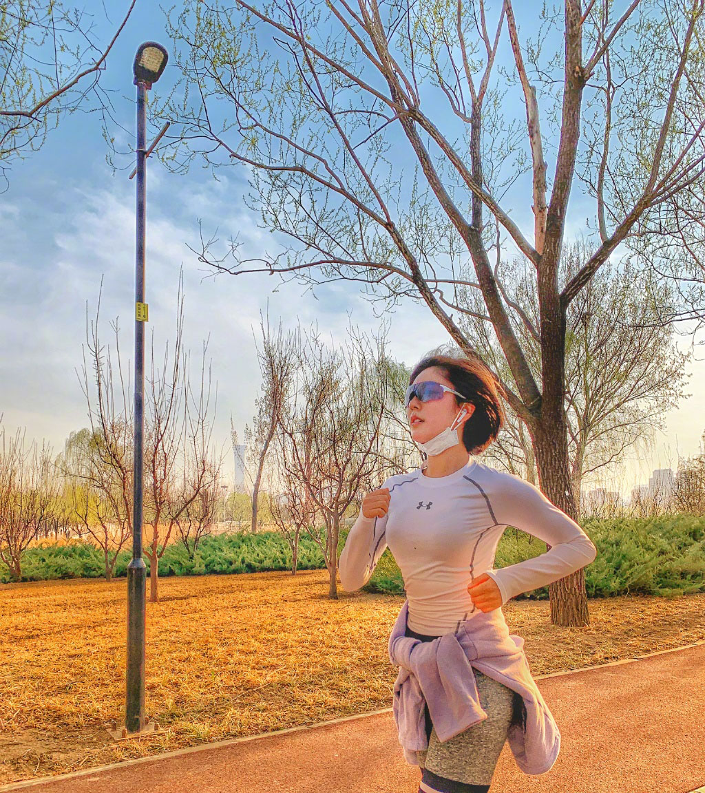 “宅男女神”官宣恋情，身穿湛蓝大衣搭白卫衣，依旧甜美可人