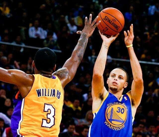 在球场上投篮,在球场上适合打什么位置