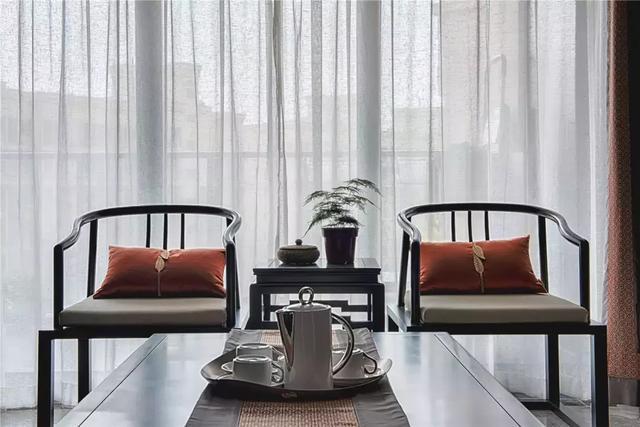 128㎡新中式装修，客厅搭配黑色皮沙发，既时尚又上档次