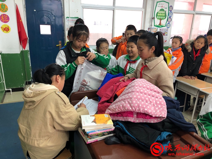爱心捐赠进校园寒冬温情暖人心,乡村小学爱心捐赠活动简报