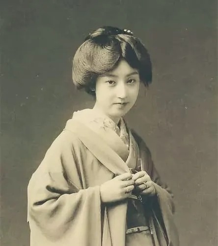 她为郭沫若生五个孩子却被抛弃，后入中国籍，临终前捐500万日元