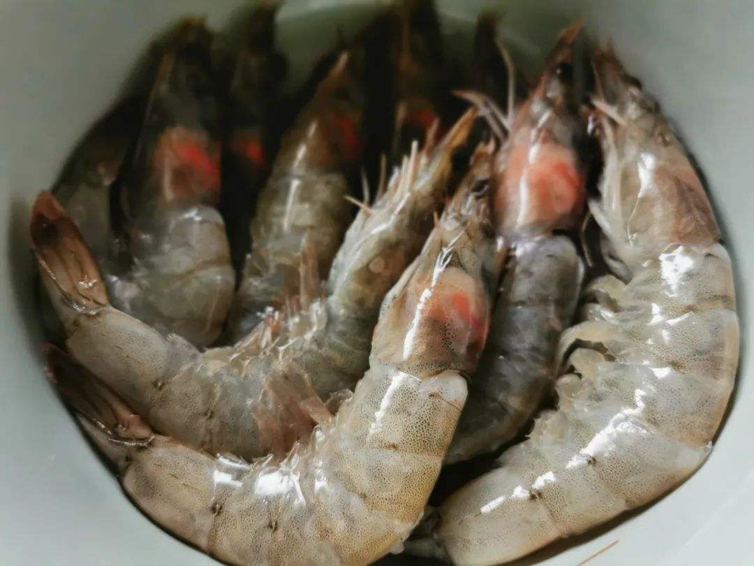 干锅芹菜香辣虾的做法,干锅虾里面的配菜芹菜怎么做