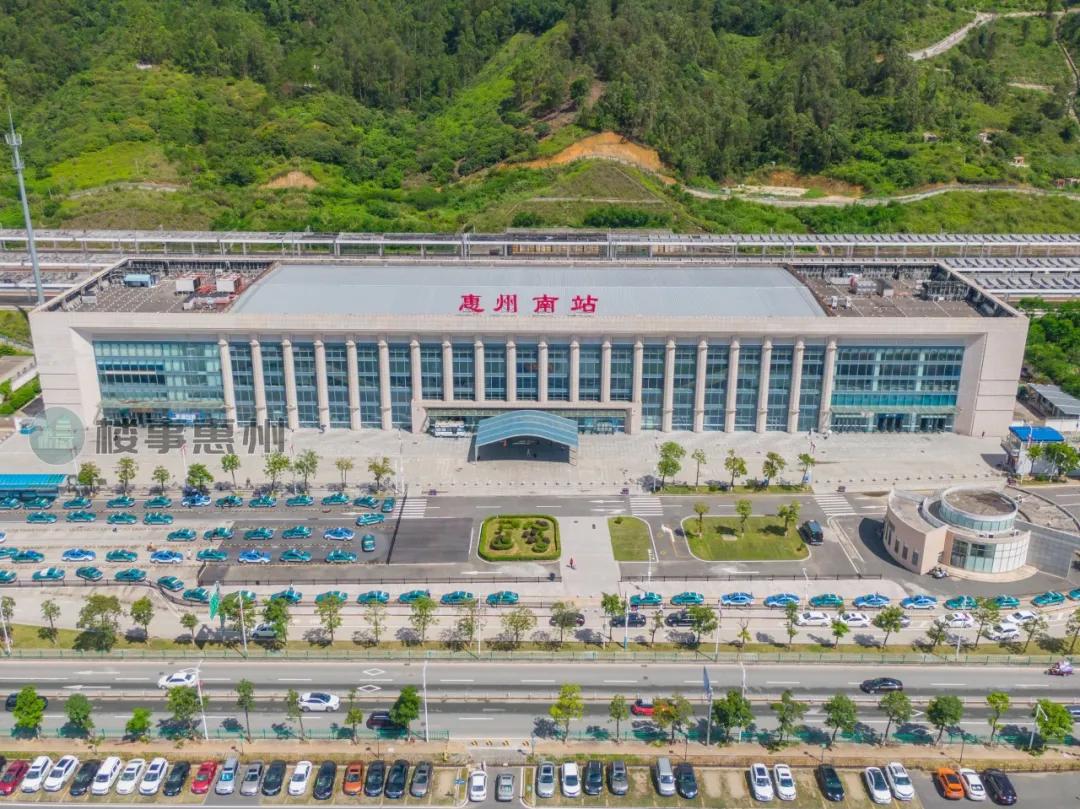 与深圳一河之隔的香港,与深圳一江之隔的城市