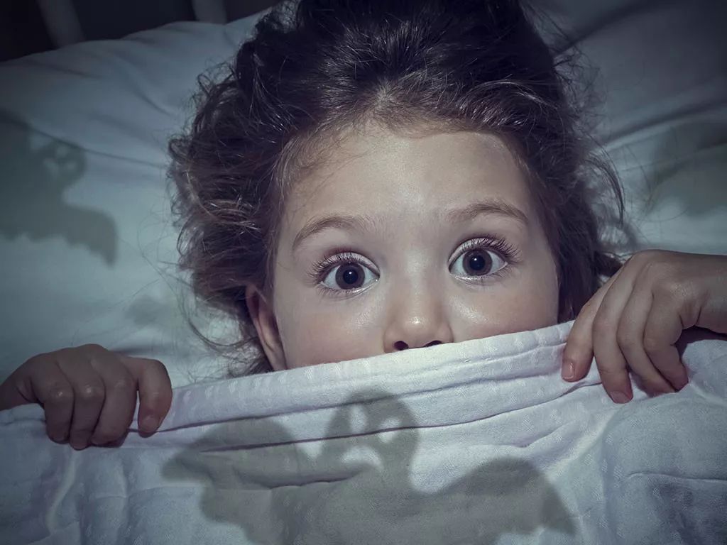 两个月的宝宝白天不睡觉怎么回事,两三个月小孩子晚上不睡觉怎么办