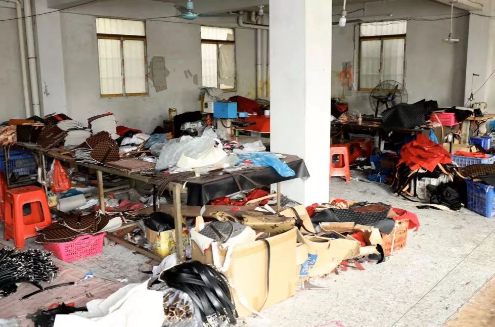 2500元的Burberry围巾竟是400元一条假货！连婴儿奶嘴也有假的 上海公安侦破多起假冒知名品牌案件