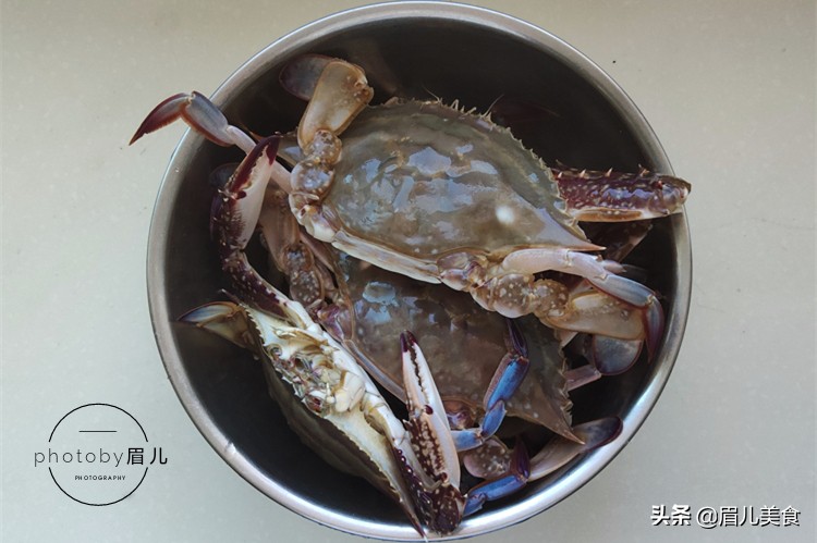 螃蟹直接入锅蒸，大错特错啦，要想不腥不流蟹黄，这3点要记牢