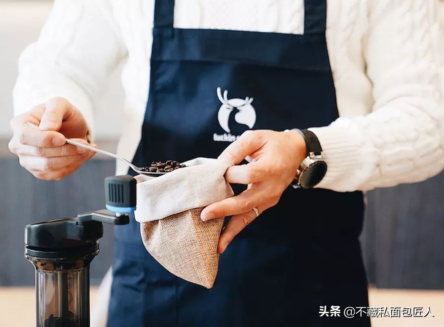 左手咖啡右手面包,左手面包右手玫瑰