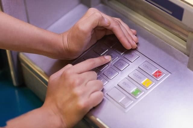 银行卡被吞了如何处理,银行卡被吞下去怎么处理