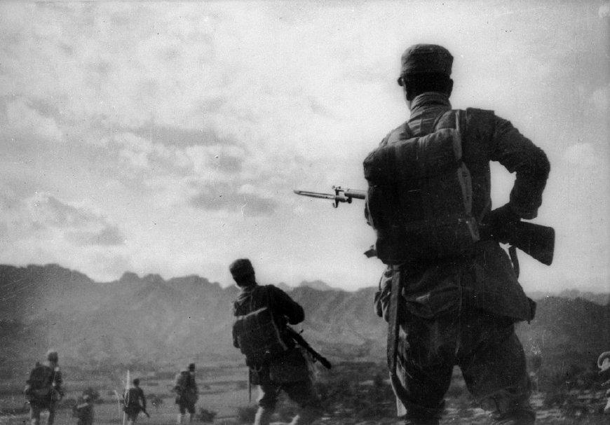 一八路军*长首**重伤被围，开枪自戕未成，伪军低声放话：我想法救你