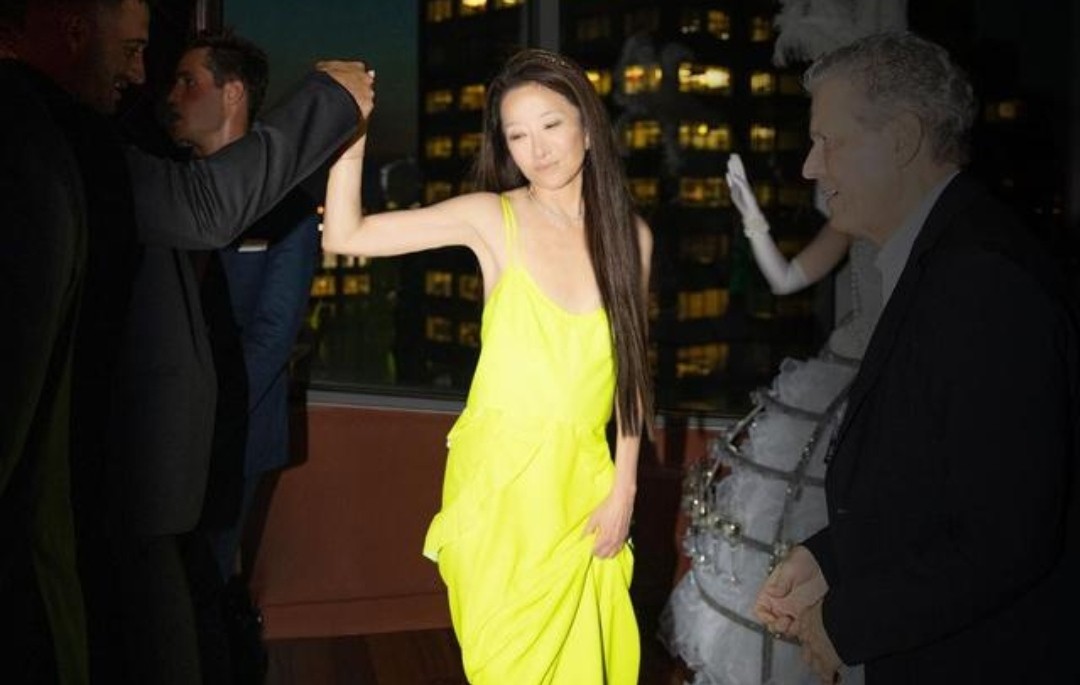 72岁王薇薇庆生照曝光,穿露背裙与男模贴身热舞,火辣身材似27岁