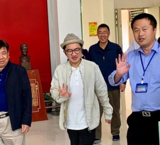 王祖蓝节目上没被路人认出震惊,王祖蓝校服到西装的仪式感