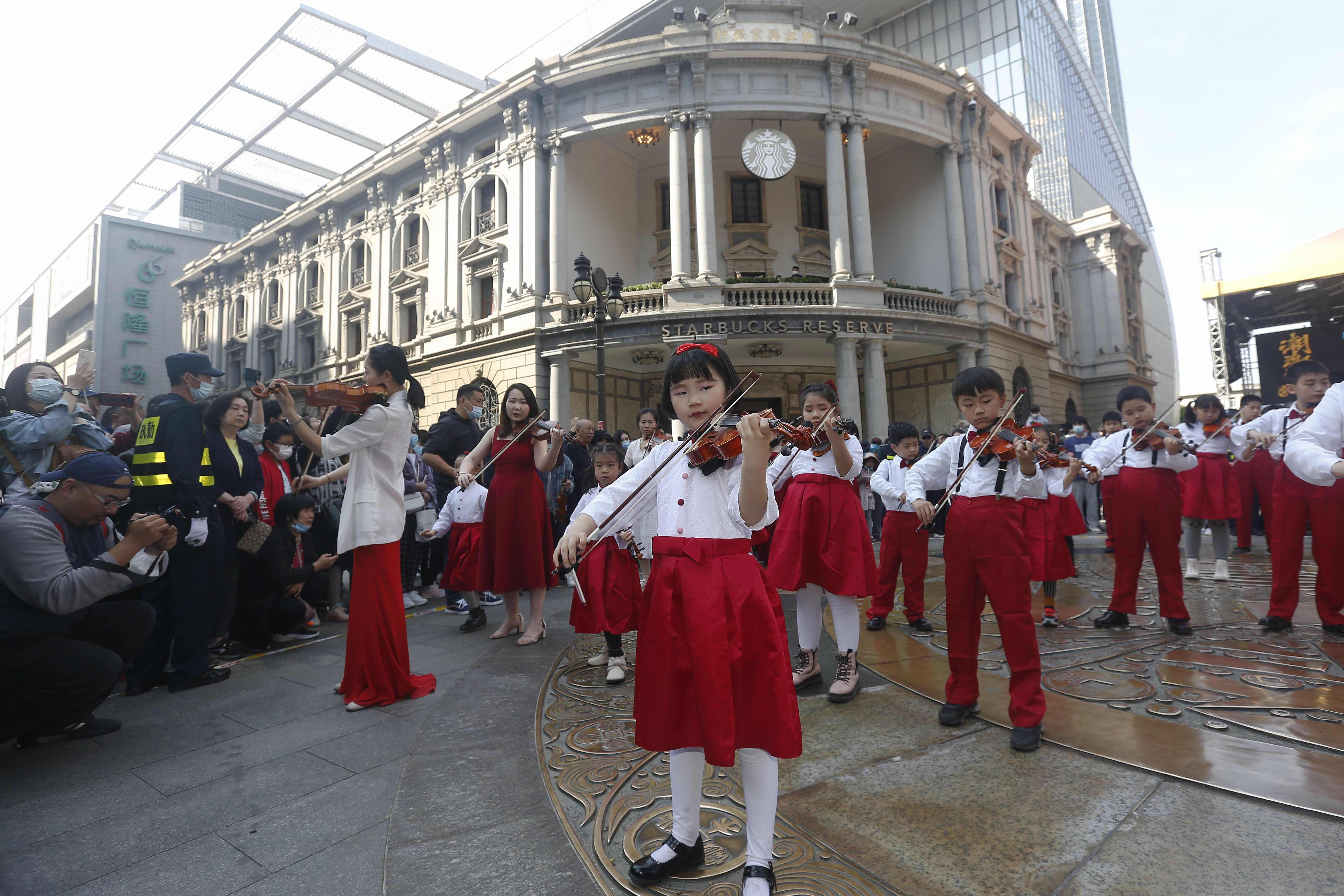 天津青少年小提琴快闪响彻金街,青少年交响乐快闪