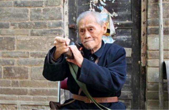 抗战时期缴获日本兵的照片,抗战老兵缴获日本军刀