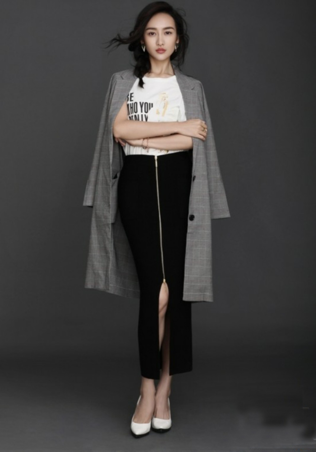 冬天大衣适合搭配什么样的包包,今年冬天穿的羊绒大衣怎么搭配