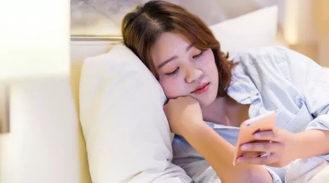 坐月子哭和玩手机眼睛真的会瞎吗,坐月子哭会影响眼睛吗