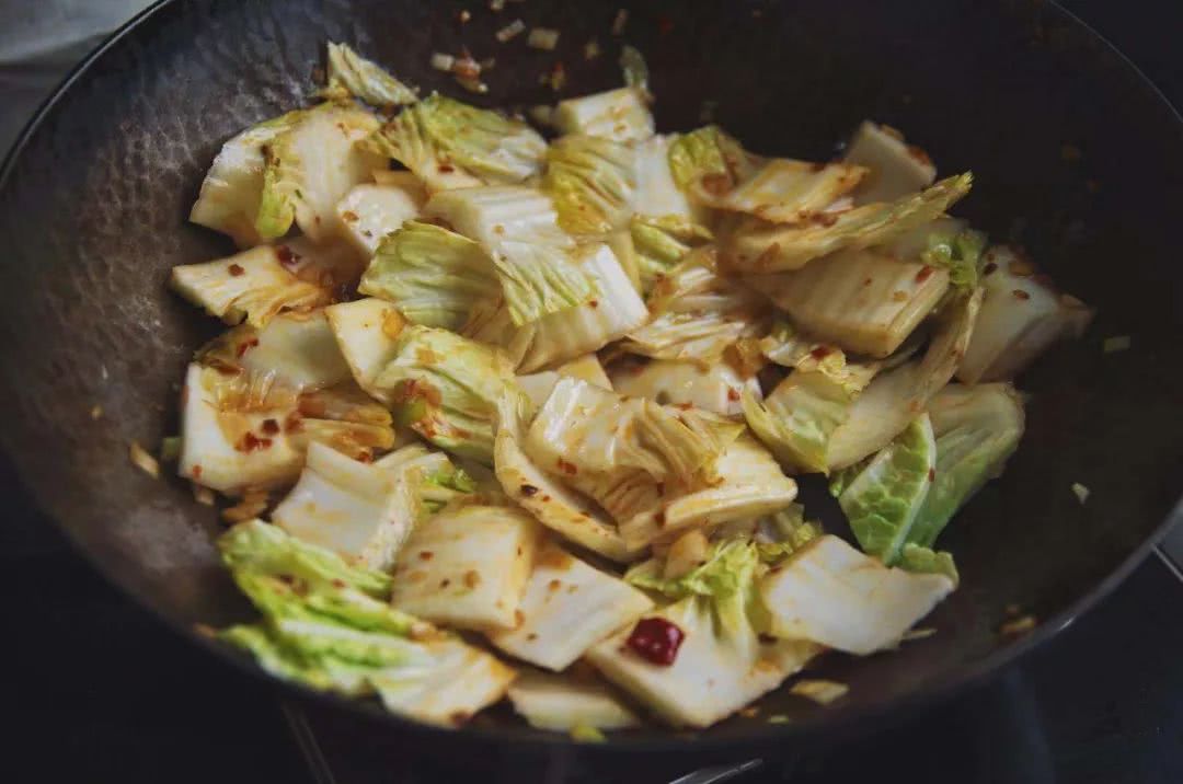 白菜帮做辣白菜,腌制酸辣白菜帮的快捷做法