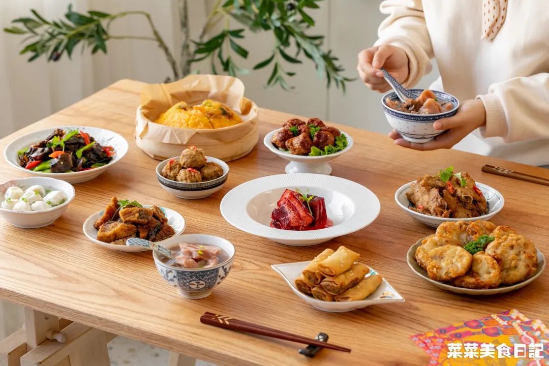 折腾一下午的年夜饭终于上桌了,历时五小时为家人做一顿年夜饭