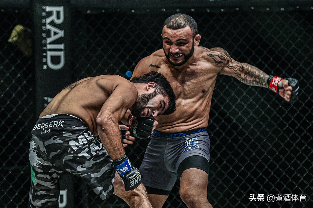 圆笼和分指手套如何改变了站立格斗？