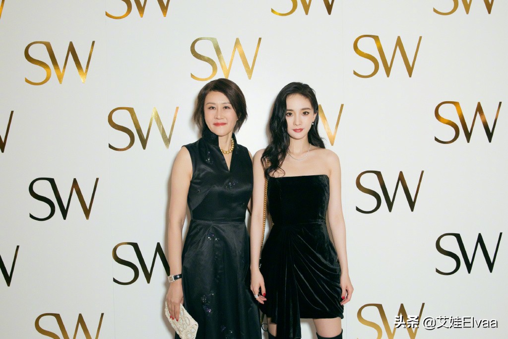 杨幂礼服配运动鞋露馅被网友吐槽,杨幂红裙新造型