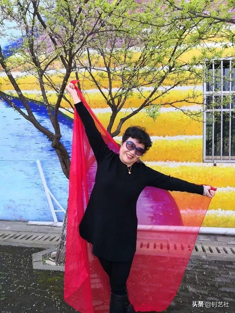 大妈旅游拍照姿势大全高级感,中国大妈旅游团拍照