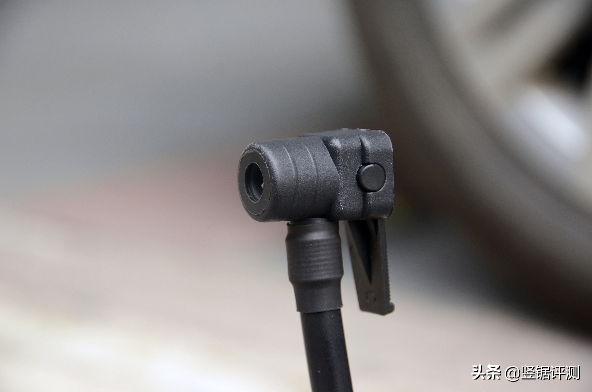 还在找人给汽车轮胎充气？小米70迈充气泵评测，方便实用