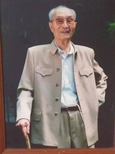 开国上将回故乡,看到警车封路并且隔开群众,怒问:耍什么排场?