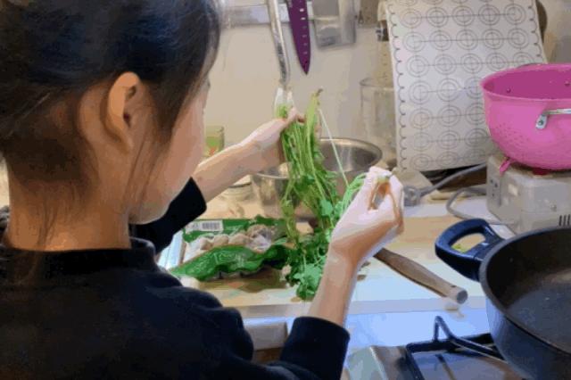 两个小孩给妈妈做大餐,两个女孩给爸妈做饭