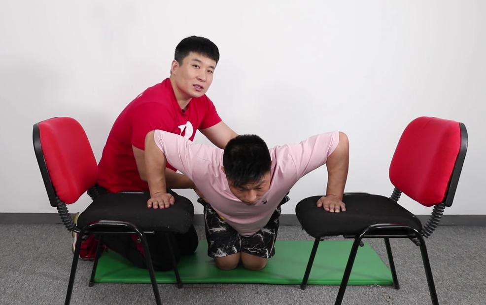 哺乳期两边胸大小不一样怎么调整,女性胸左右大小不一样怎么矫正