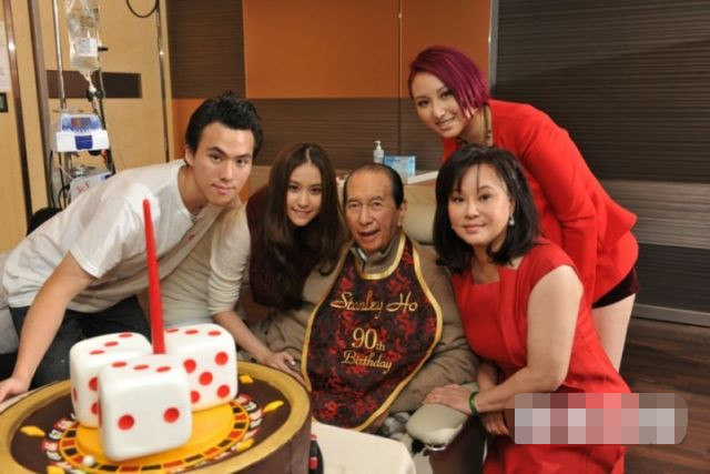 赌王挽联三太四太内容,赌王三位太太的挽联曝光了地位