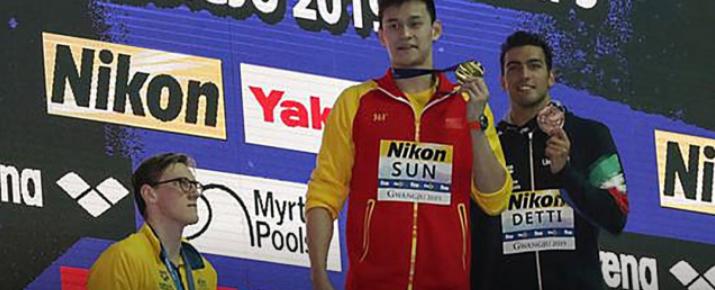 孙杨接力夺冠后接受采访,孙杨夺冠被媒体围堵采访