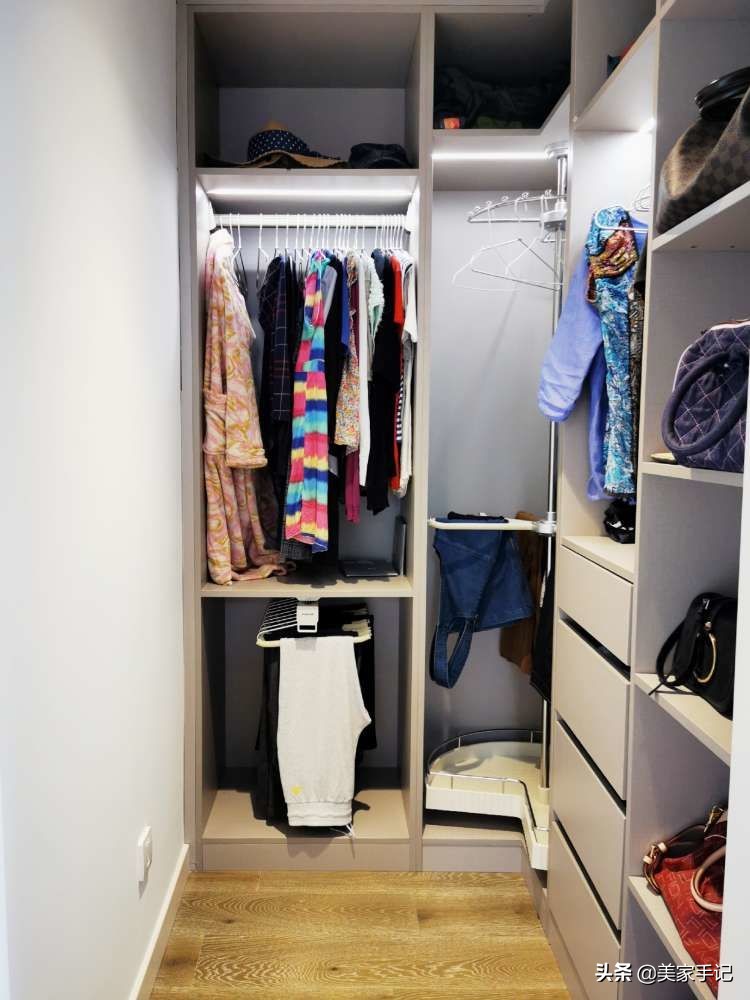 沙发不靠墙摆放书柜效果图,客厅沙发不靠墙的书柜