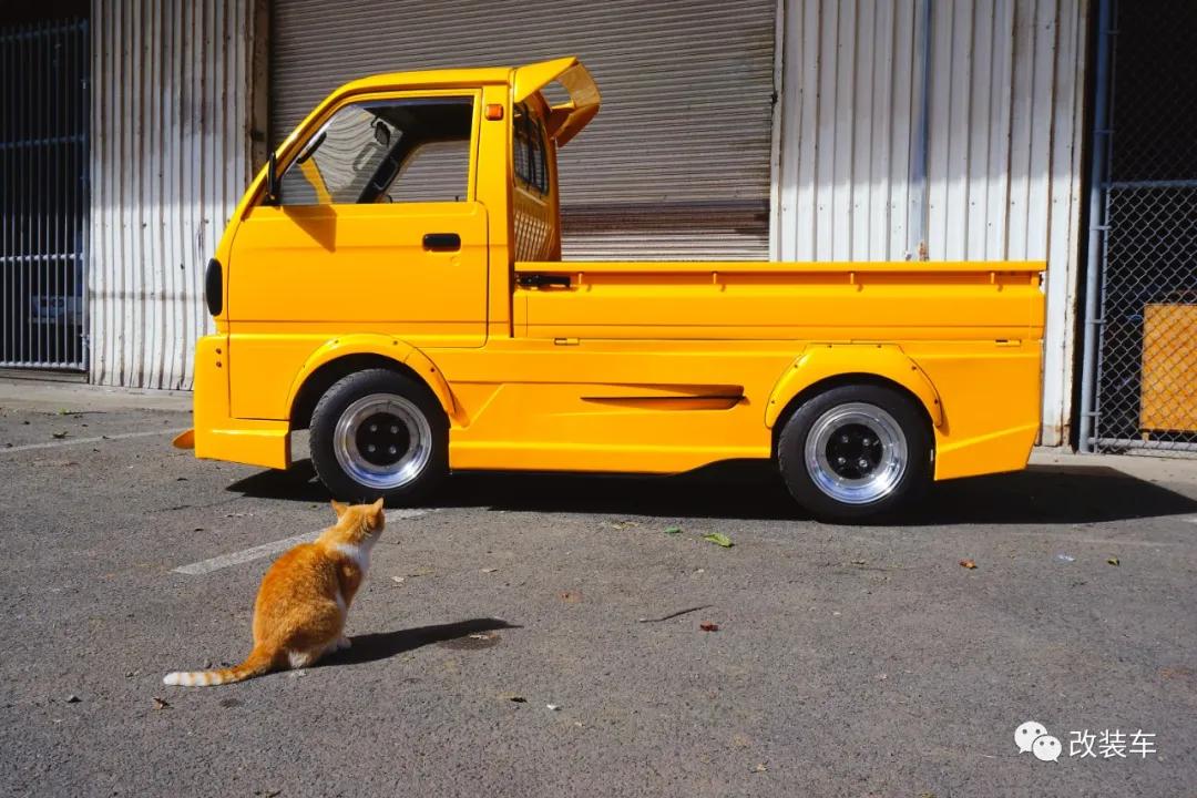 中置四驱五速手动的双门超跑，今晚我在秋名山等你