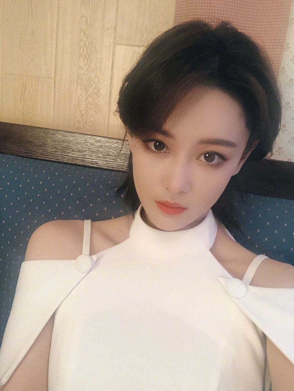 张馨予帮助摔倒的老人,张馨予帮助的老爷爷的视频