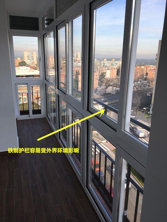 封阳台封在栏杆外还是栏杆里,封阳台窗户和原来的栏杆谁更安全