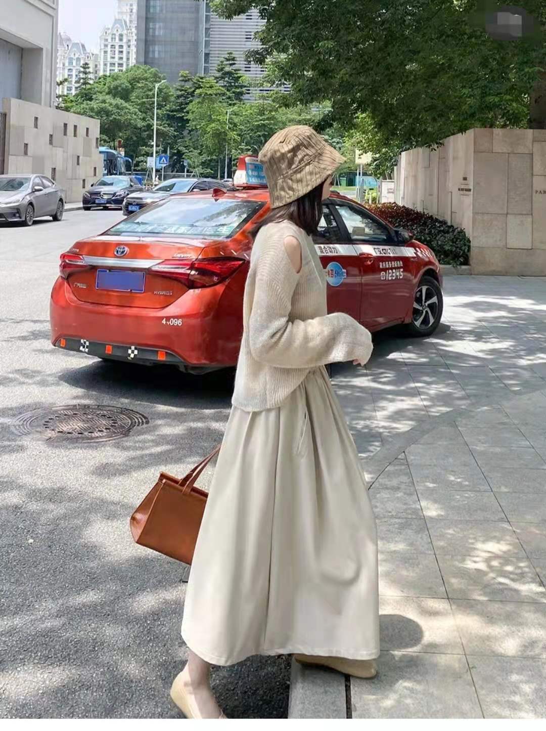 羽绒半身裙配什么上衣外套,秋天半身裙怎么搭配上衣