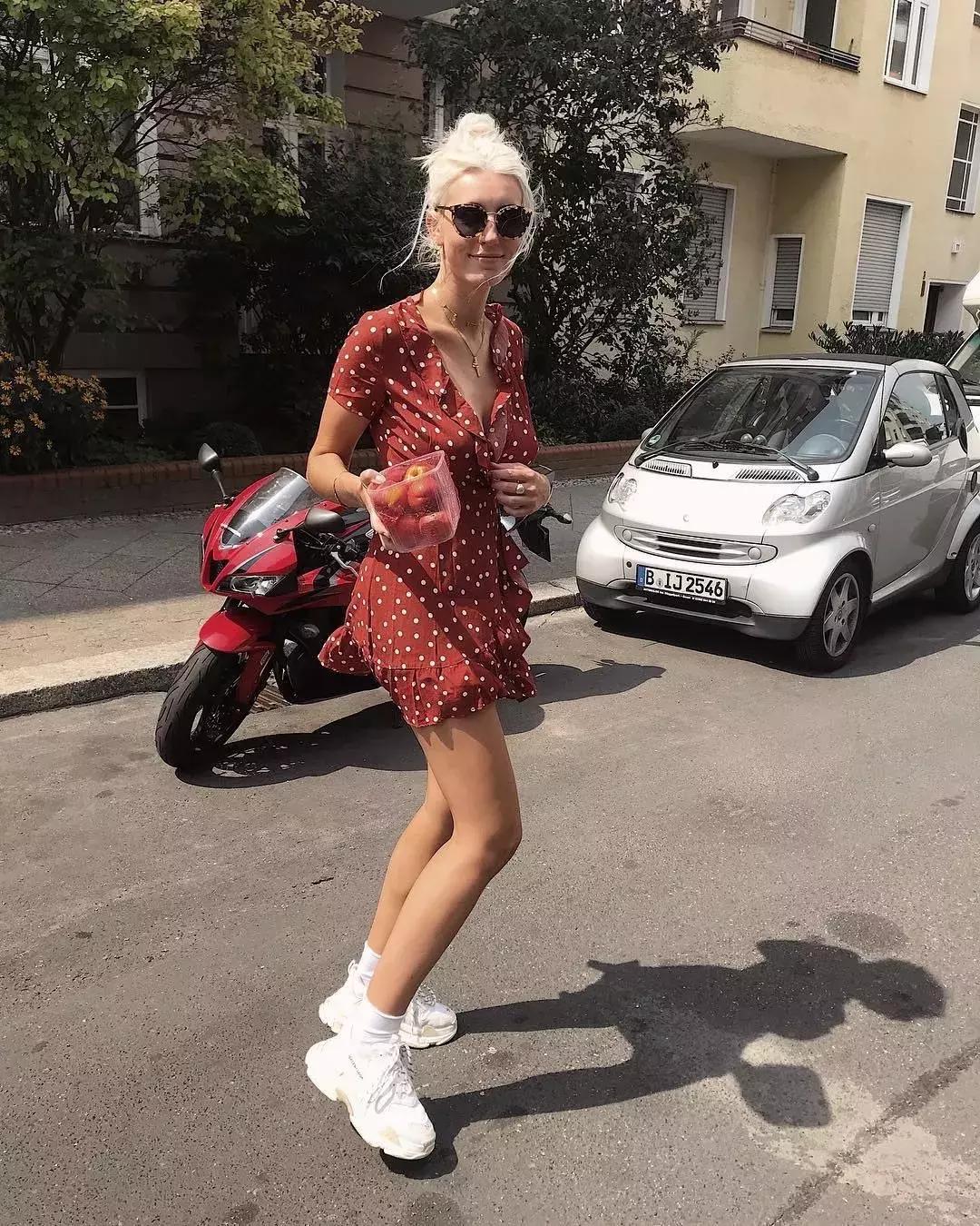 别再露脚踝了今年露袜才是王道,今年流行的露袜穿搭你知道吗