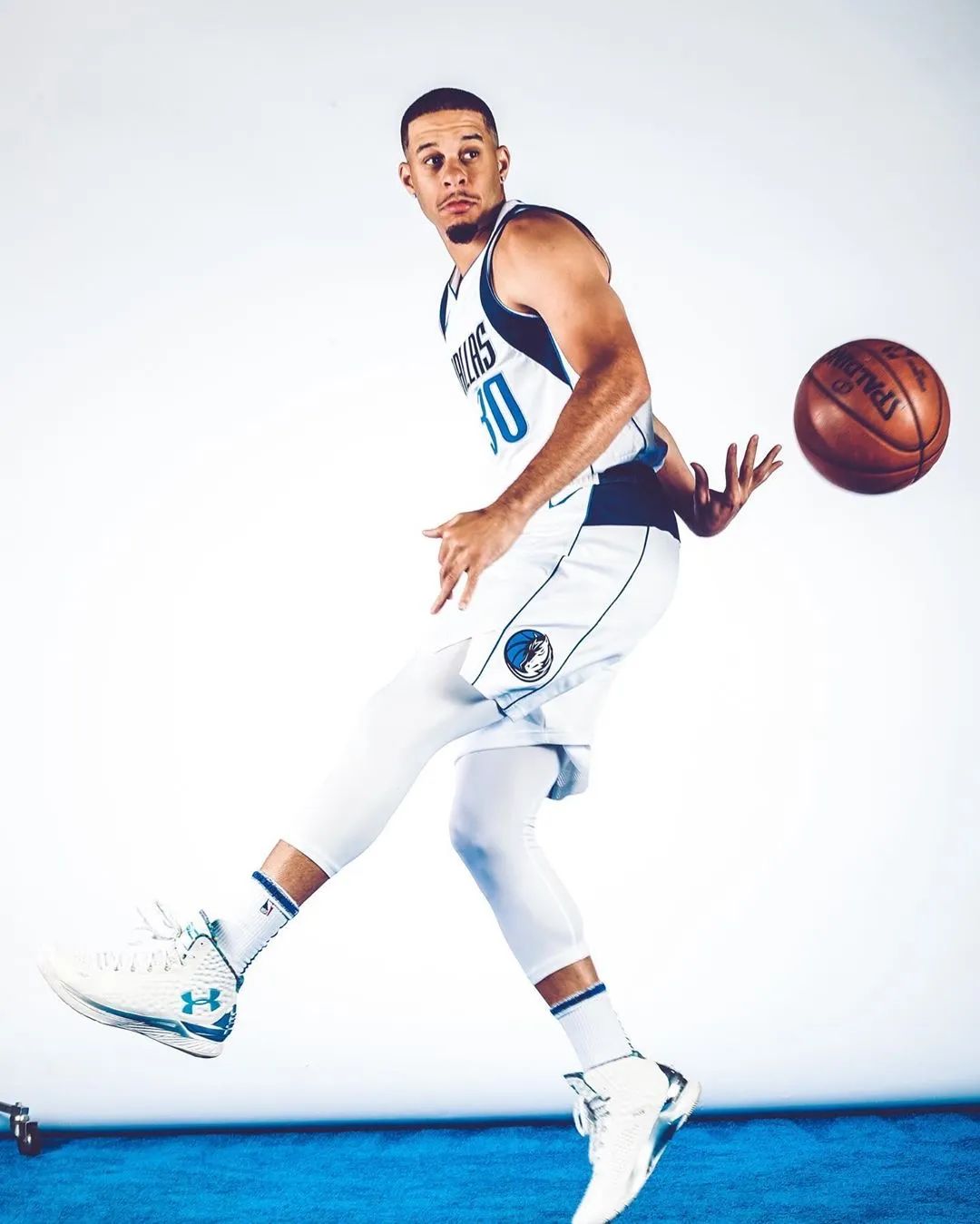 库里7首发配色,库里7主场配色和黑金配色选哪个