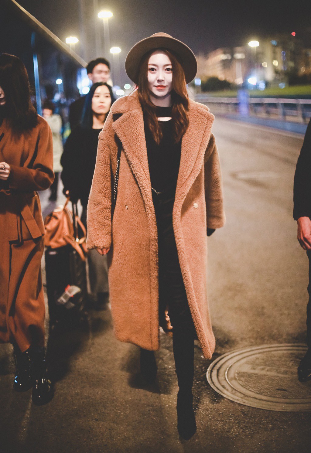 剧中她嫁老板杨幂的未婚夫，今穿机车服配紧身裤，大长腿不输杨幂