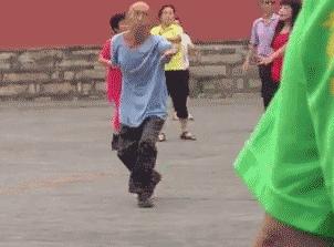 球不是这样踢滴搞笑图片,足球趣图搞笑图片