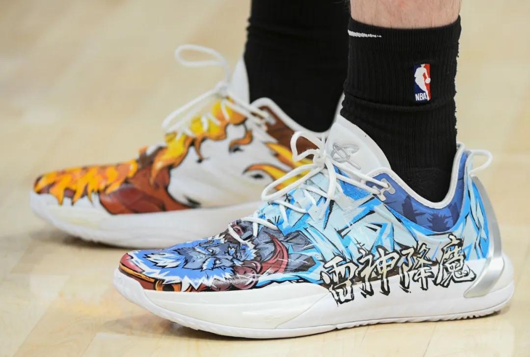 nba球员上脚安踏,nba球员上脚球鞋欧文4绿橙粉