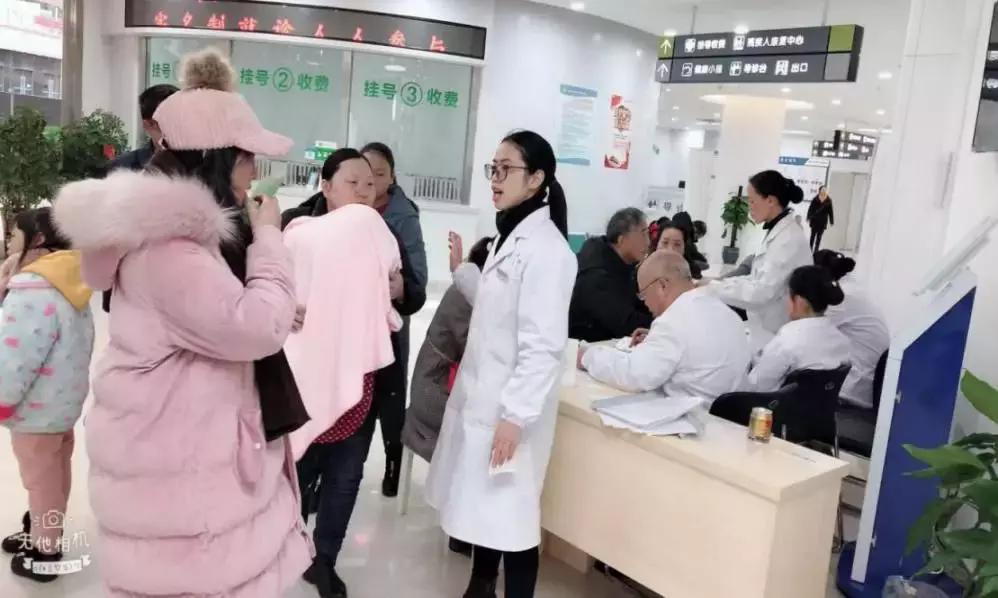 专业的健康管理专家帮您解答,中医药专家走进民众开展健康义诊